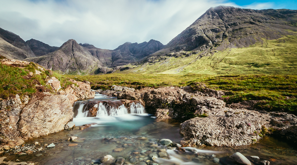 Les paysages mystiques des « piscines des fées » sur l’île de Skye